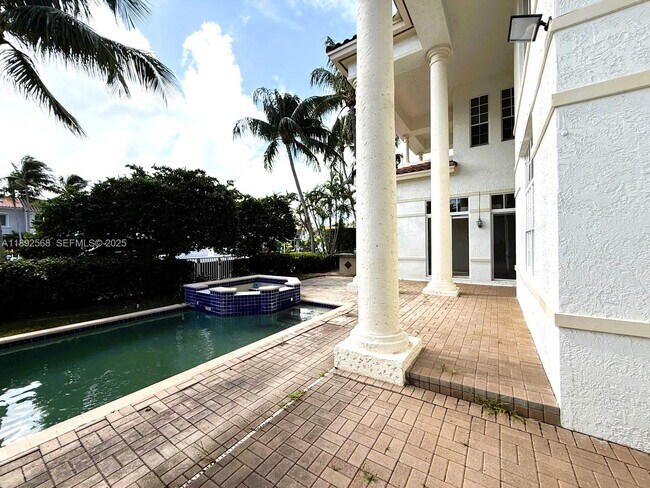 Building Photo - 996 Sanibel Dr