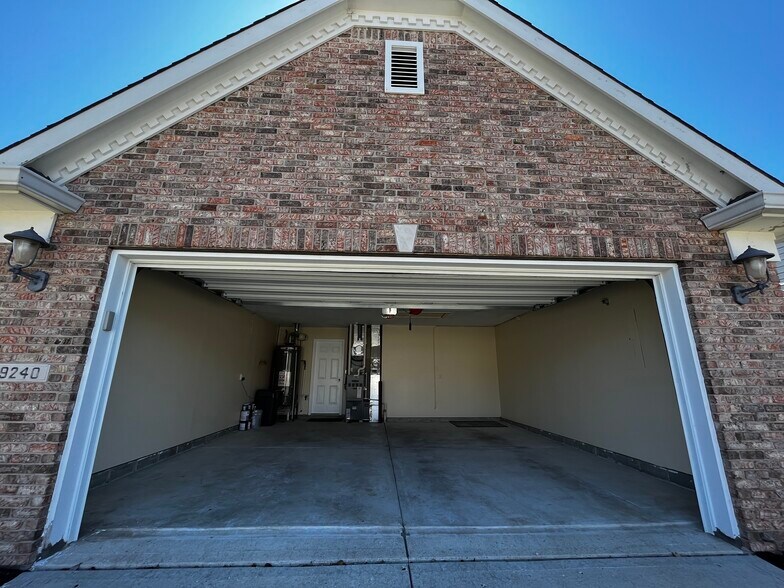 Building Photo - 9240 Crossing Dr