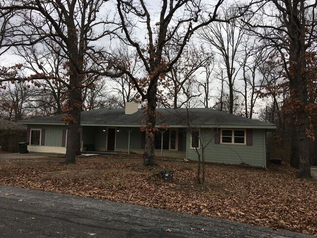 Building Photo - 4 Bedroom Home near UofA! Park-like yard! Lawn care included! Available for Fall semester!