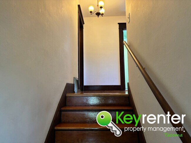Building Photo - One of a Kind Craftsman House in Tacoma!