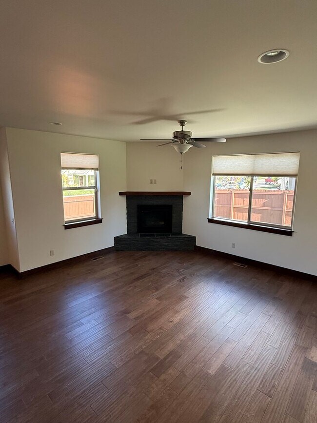Building Photo - 5 bedroom 2.5 Bath home in Bozeman with at...