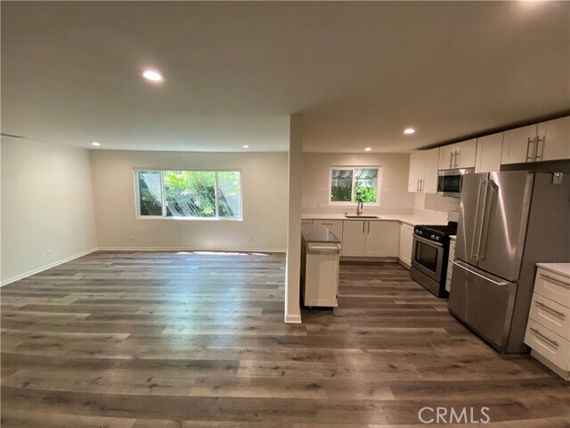 Building Photo - 208 S Park View St