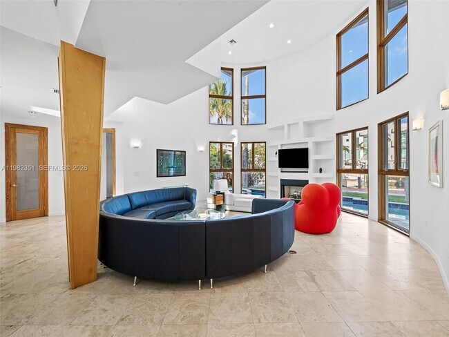 Building Photo - 450 Victoria Terrace