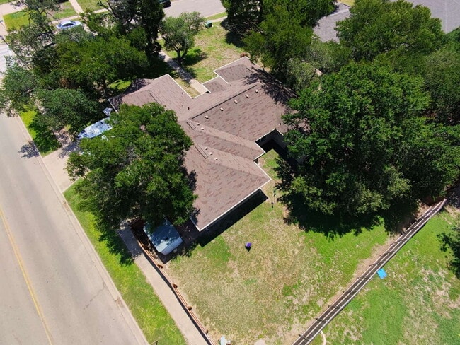 Building Photo - "Spacious 3-Bedroom Retreat with 2 Full Ba...