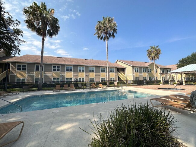 Building Photo - 1601 Nectarine St