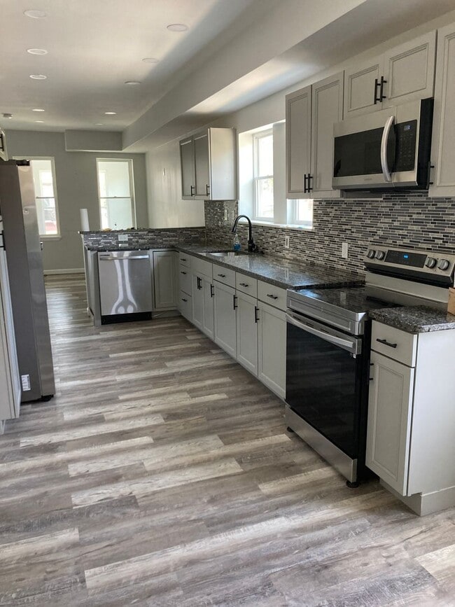 Building Photo - Fully renovated 3 bedroom, 2.5 bathroom en...