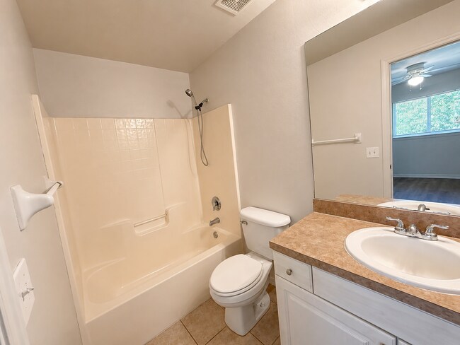 Building Photo - COZY 3 bed 2 bath lehigh