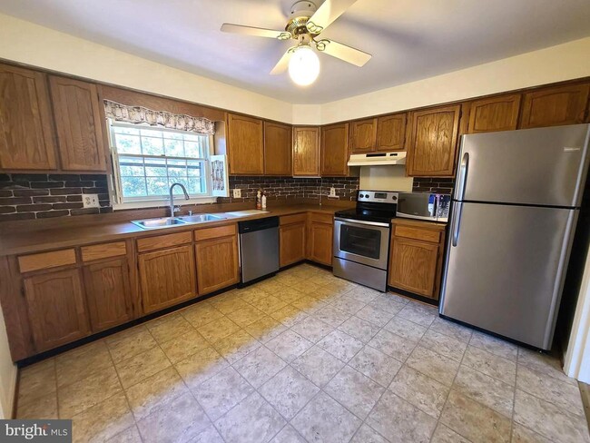 Building Photo - 8812 Danewood Dr