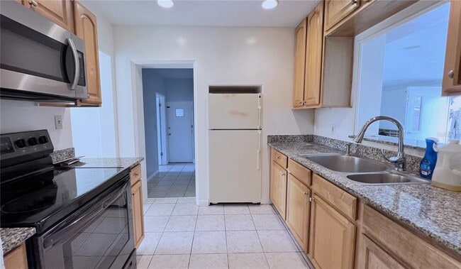 Building Photo - 2421 Laura Pl