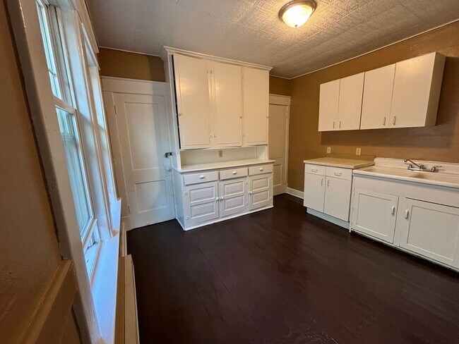 Building Photo - 1108 E Lake Rd