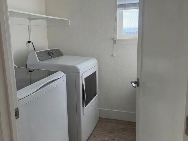 Building Photo - Luxury 4BR Home w/ Dual Side Yards, Putting Green & Master Suite