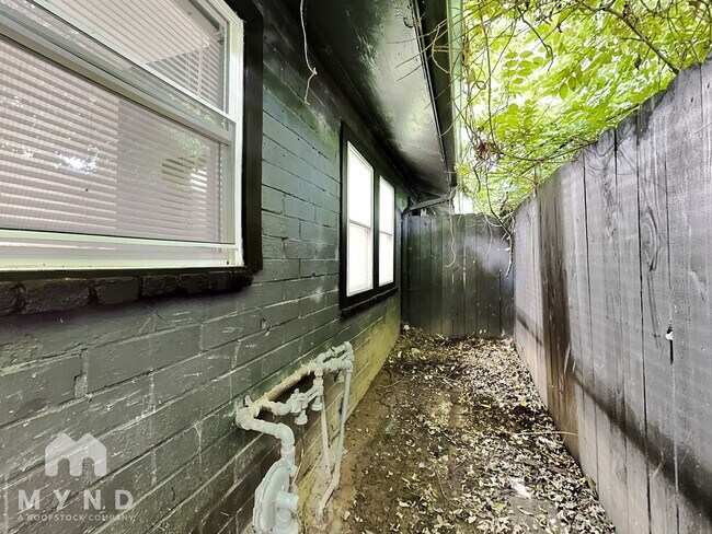 Building Photo - 919 Hobson St SW
