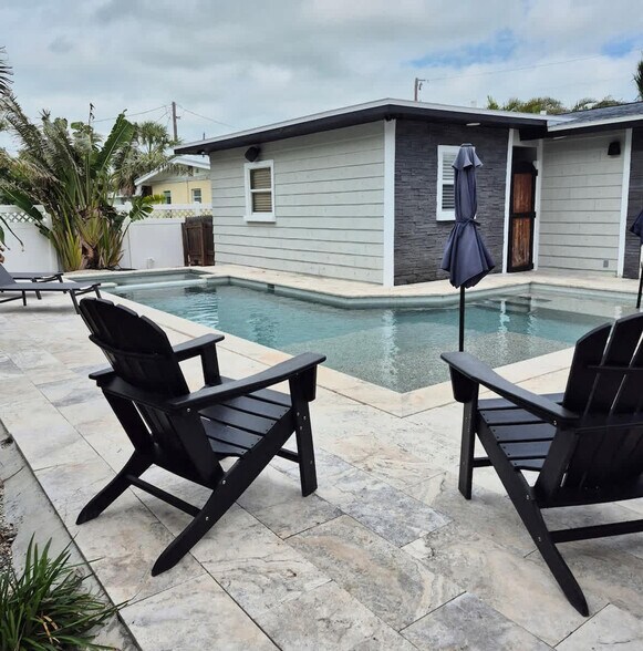 Building Photo - 613 Fern St