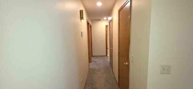 Building Photo - 3 Bedroom 2 Bathroom home in Nixa for $1395!