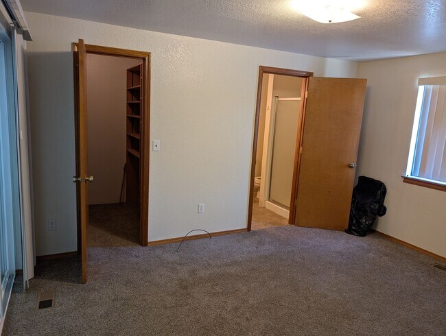 Building Photo - Great location off of Gary Lane and State ...