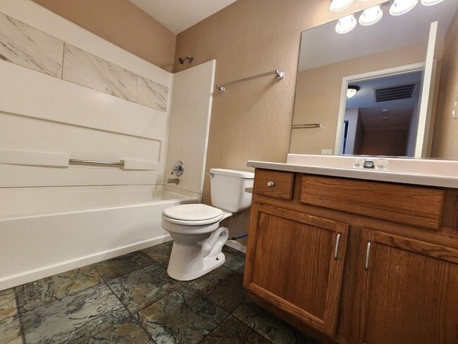 Building Photo - Beautiful 3 Bedroom & 2 1/2 Bath Condo.