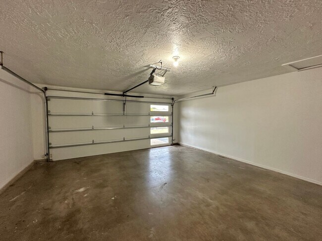 Building Photo - 6130 SW Oakcliff Ave