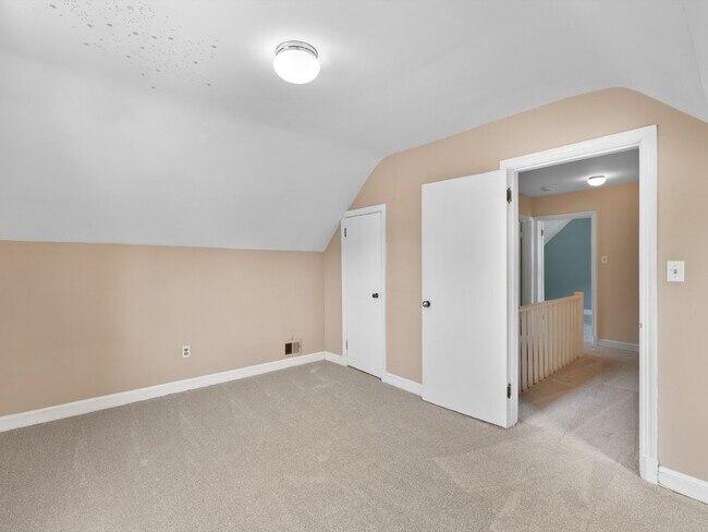 Building Photo - Classic Charm in Arlington