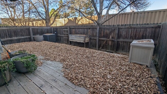 Building Photo - NICE 3 BDRM, 3 BATH, 2-CAR GARAGE + CLUBHOUSE AND POOL! AVAILABLE OCT. 1st