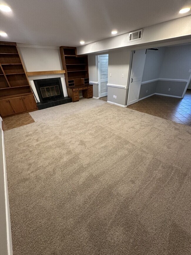 Building Photo - 6553 New Market Way