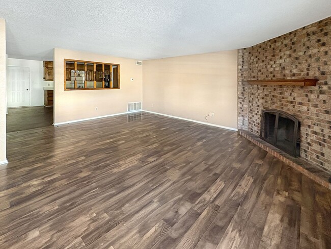 Building Photo - 413 W Kiowa Ave