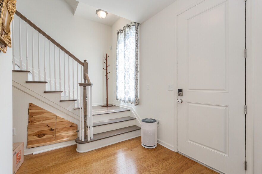 Building Photo - 293 Bradley Dr