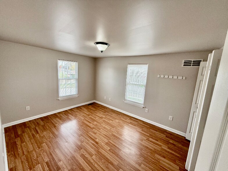 Building Photo - 35321 Turner Dr