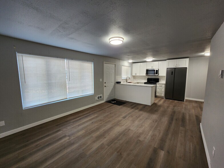 Building Photo - 819 E 2nd St