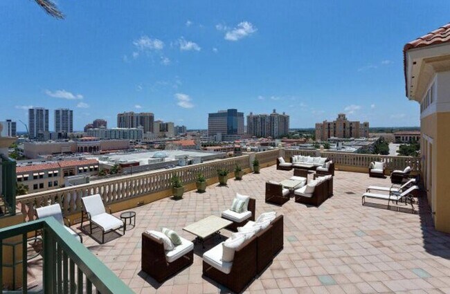 Building Photo - 403 S Sapodilla Ave