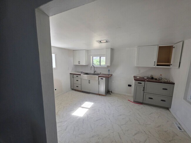 Building Photo - LIMITED TIME**NO APPLICATION FEE**1/2 OFF ...