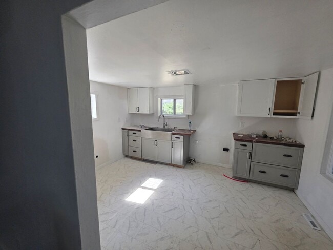 Building Photo - Nice 4bed/1bath home