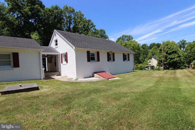 Building Photo - 151 Dogwood Dr
