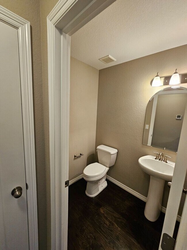 Building Photo - Beautiful 5 Bedroom, 3.5 Bath, 4 Car Garag...