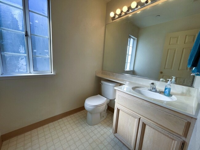 Building Photo - Spacious tri-level townhome in the heart of Hayward