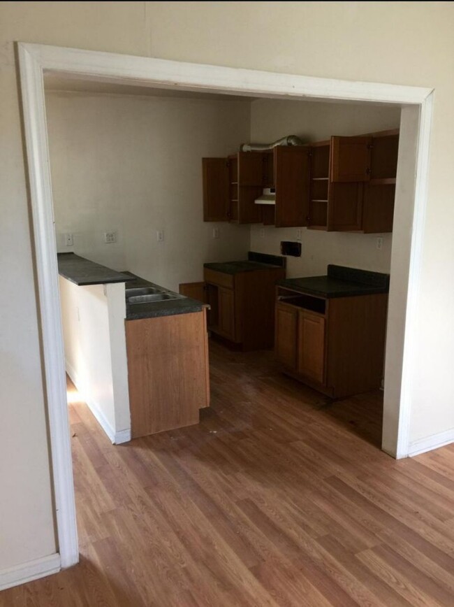 Building Photo - North Side House! Roomy 3 bed 2 bath with ...