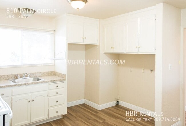 Building Photo - 810 Palm Cir