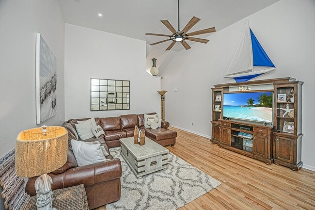 Building Photo - Gorgeous 4 BR/2BA Marshfront Home With Cre...