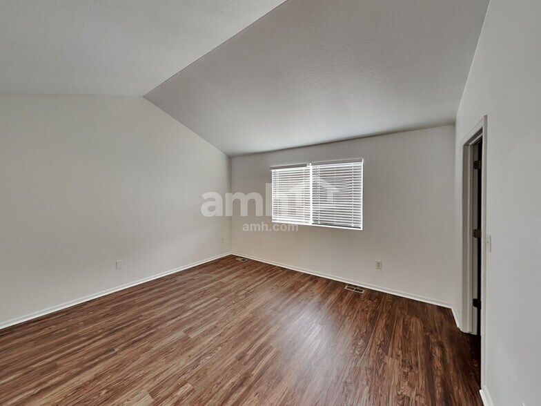 Building Photo - 9752 E 112th Dr