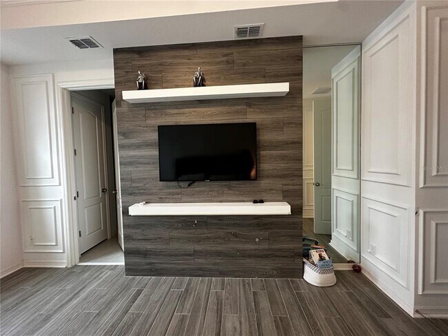 Building Photo - 15512 Sunquat Dr