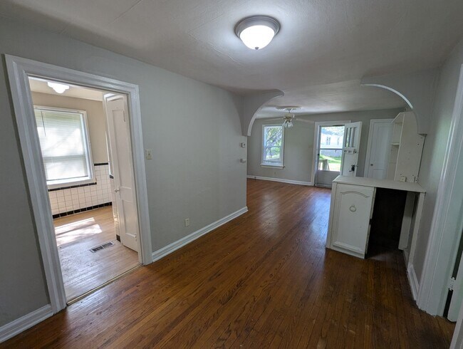 Building Photo - Single Family Charmer in Jennings - Sectio...