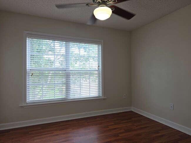 Building Photo - 2031 Dixie Belle Dr