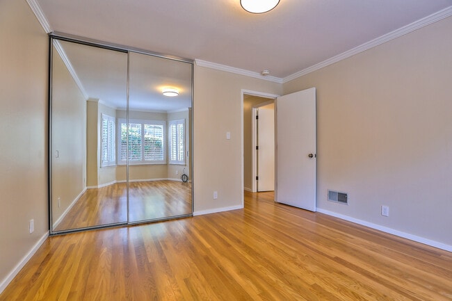 Building Photo - Spacious Two Bedroom Condo in Potrero Hill...