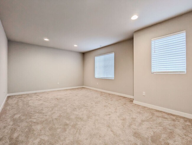 Building Photo - **Move-In Special** Stunning 5 bed, 2.5 ba...