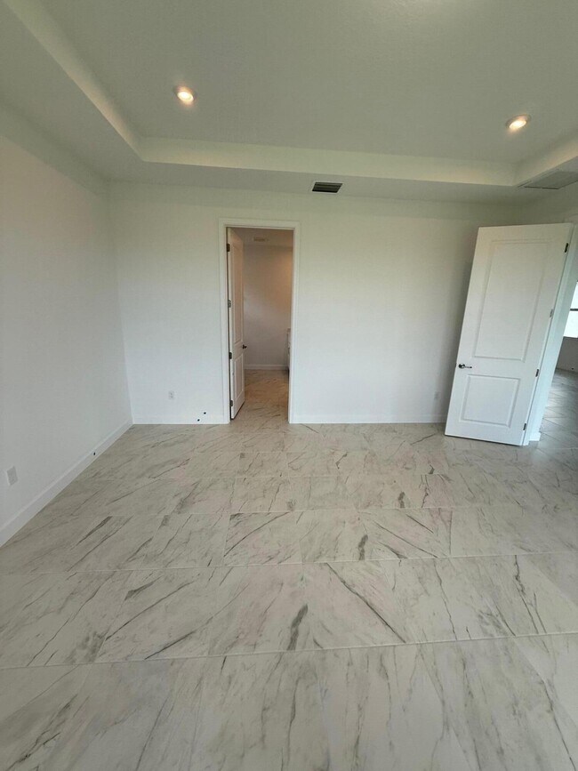 Building Photo - 13509 SW Bally Dr