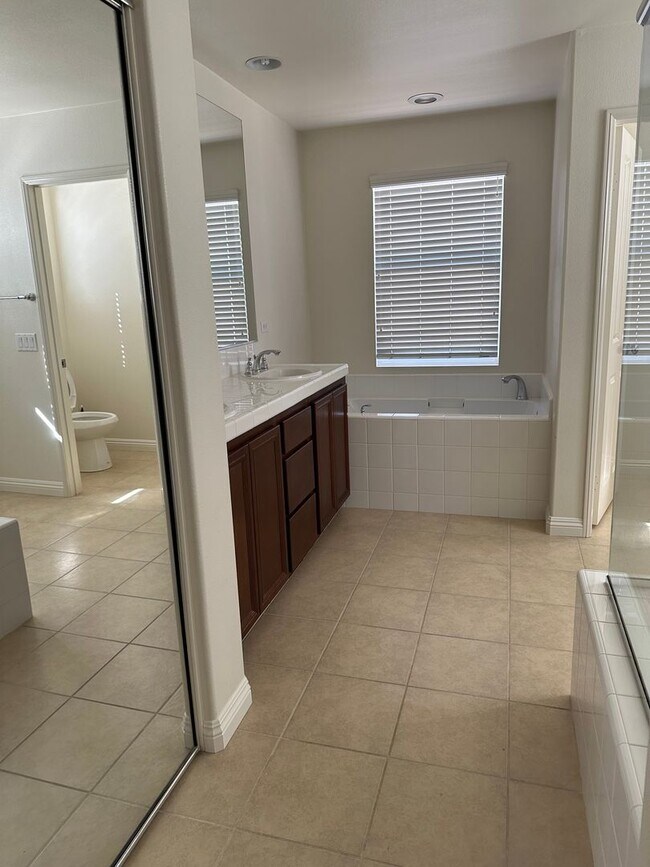 Building Photo - 3 bed  + Loft / 3.5 bath in Placentia, Ora...