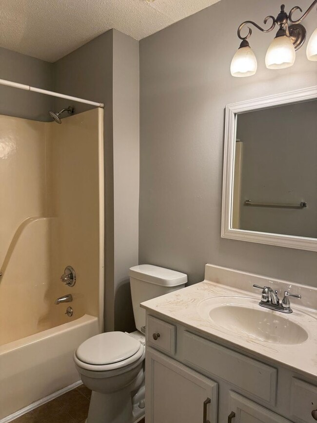 Building Photo - Exit 8! Rossview School. 4 Bed/2 Bath over 1700 Sq.ft!