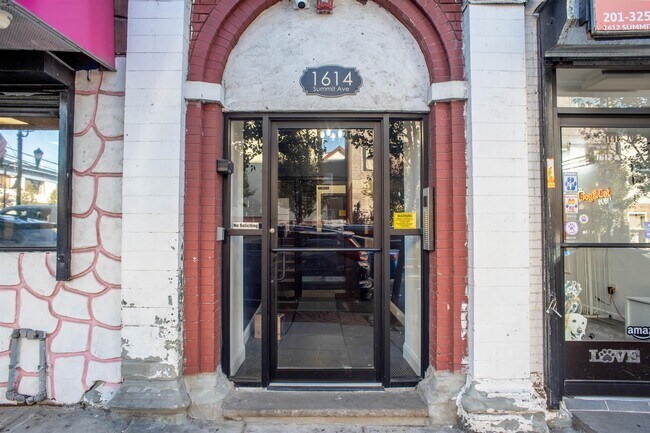 Building Photo - 1614 Summit Ave