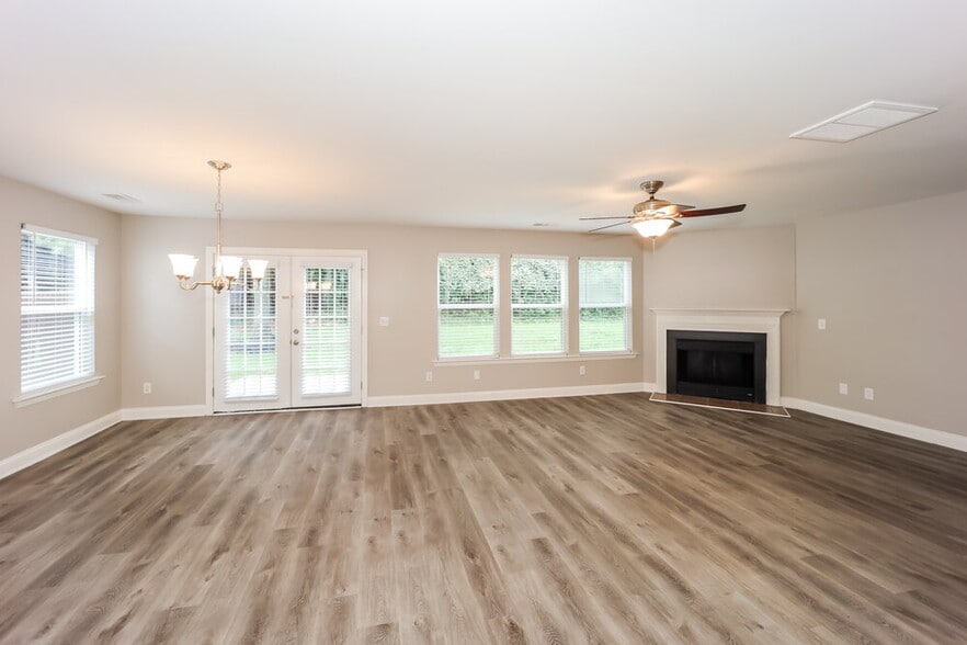 Building Photo - 2080 Valley Creek Dr