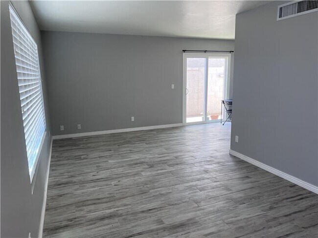 Building Photo - 1002 E Michelle Dr