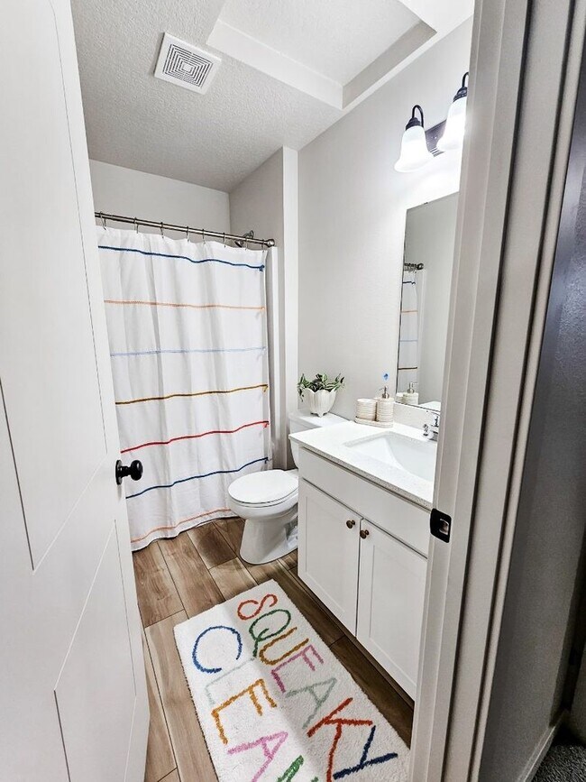 Building Photo - MODERN FINISHES!! 3 Bedroom, 2.5 Bathroom Home in Knoxville!